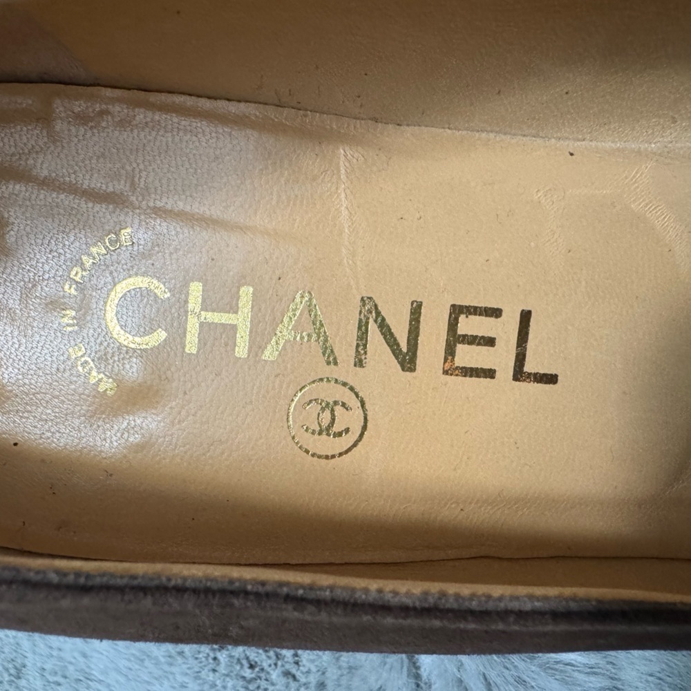 Chanel CC Fringed Suede Pumps EU 38 US 7.5 Brown Kitten Heel Classic Old Money - Picture 14 of 15